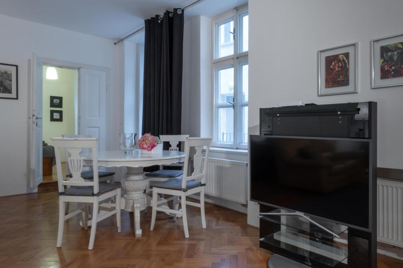 Apartman Carolinum Apartment Прага Екстериор снимка